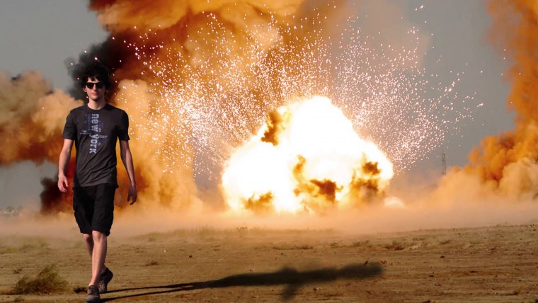 Стейтем Джейсон на фоне взрыва