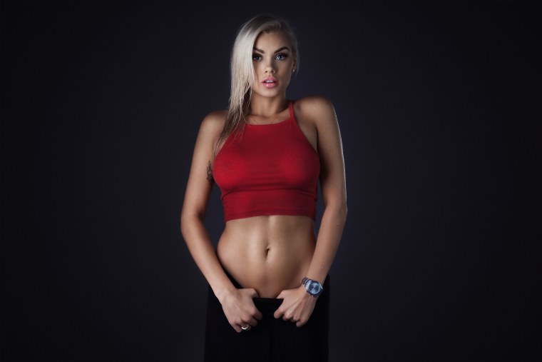 Девушка в купальнике в воде