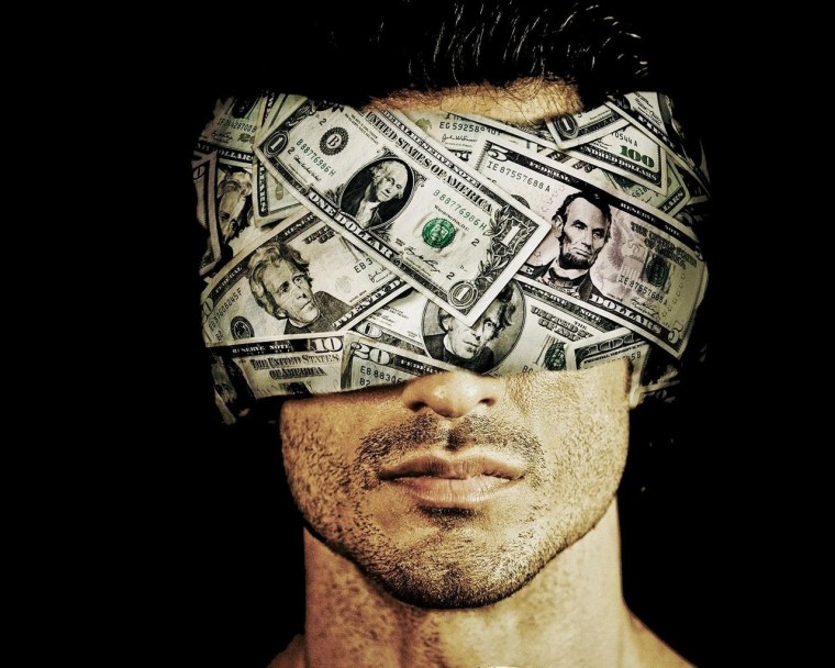 Купюры на черном фоне