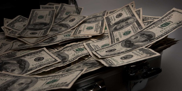 Деньги на черном фоне