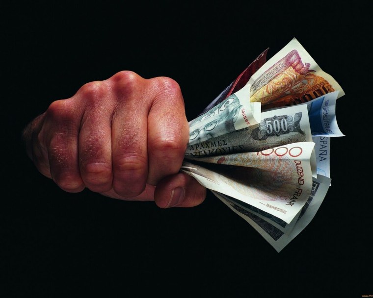 Монеты на темном фоне