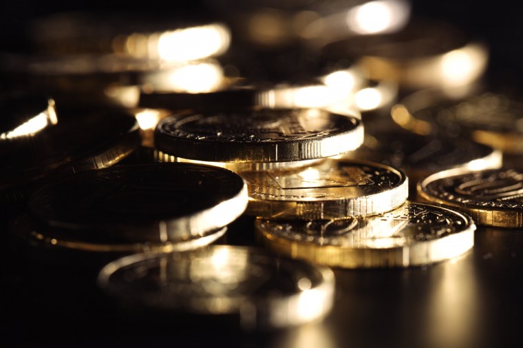 Монеты на темном фоне