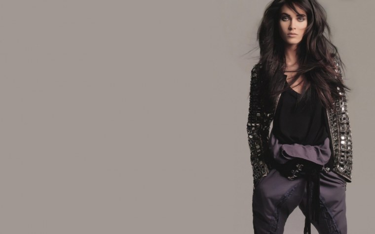 Девушка на черно белом фоне