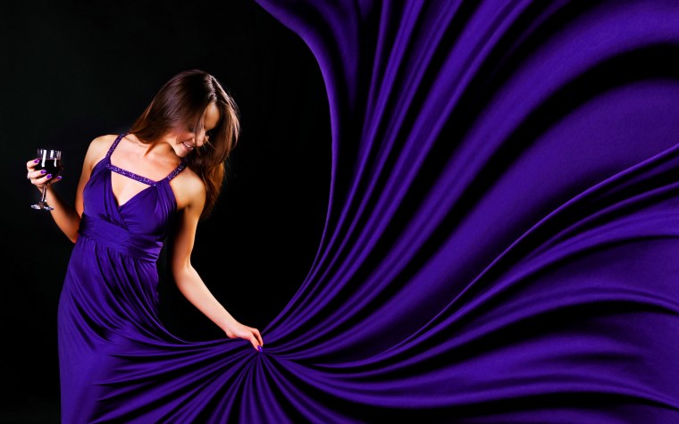 Девушка в фиолетовом платье