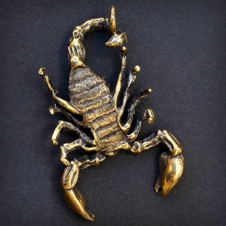 Скорпион на Красном фоне