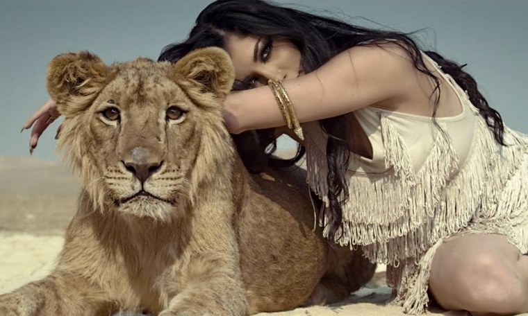 Девушка и Лев