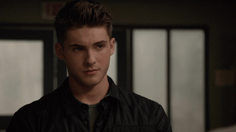 Тео Джеймс в 18 лет