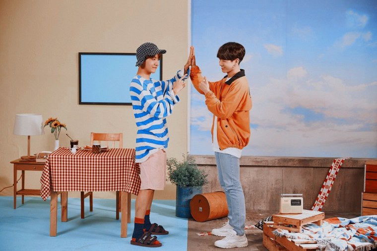 Парные обои для двух подруг