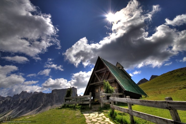 Домик в снежных горах