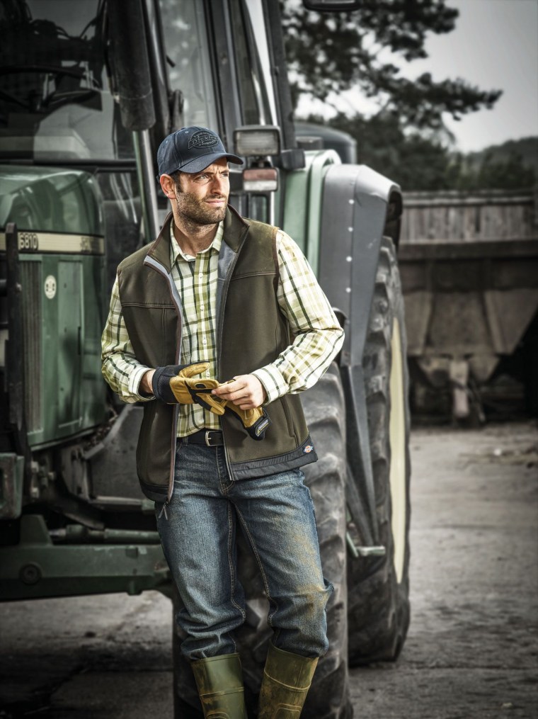 Брутальный мужчина в рабочей одежде