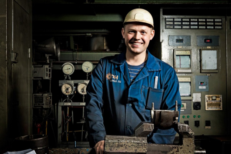 Мужчина на заводе