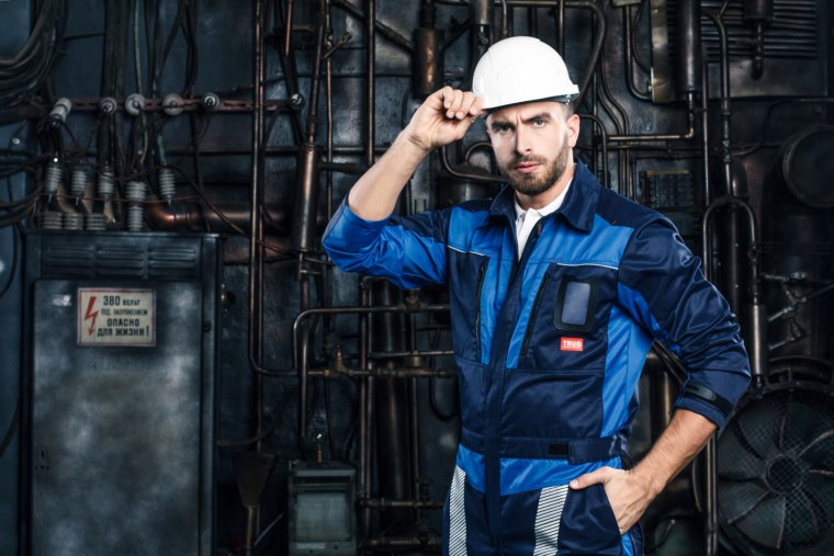 Человек в рабочей одежде