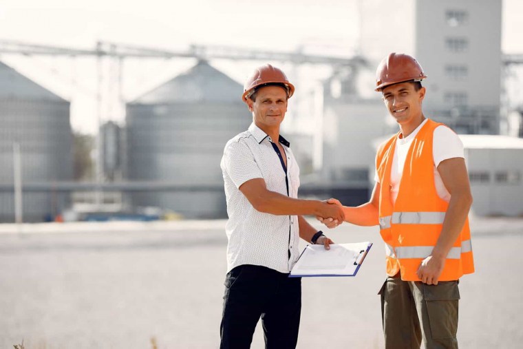 Рабочий в каске