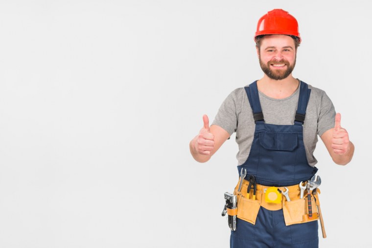 Строитель показывает