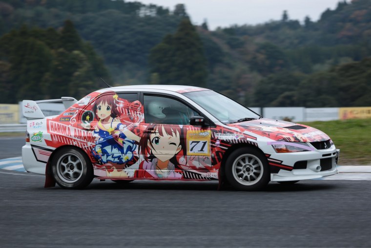 Аэрография на авто аниме девушки