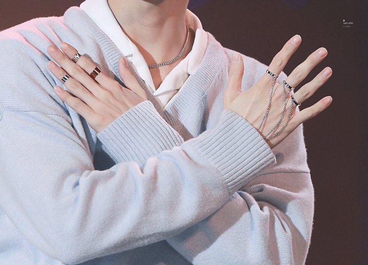 Рука мужская из воды