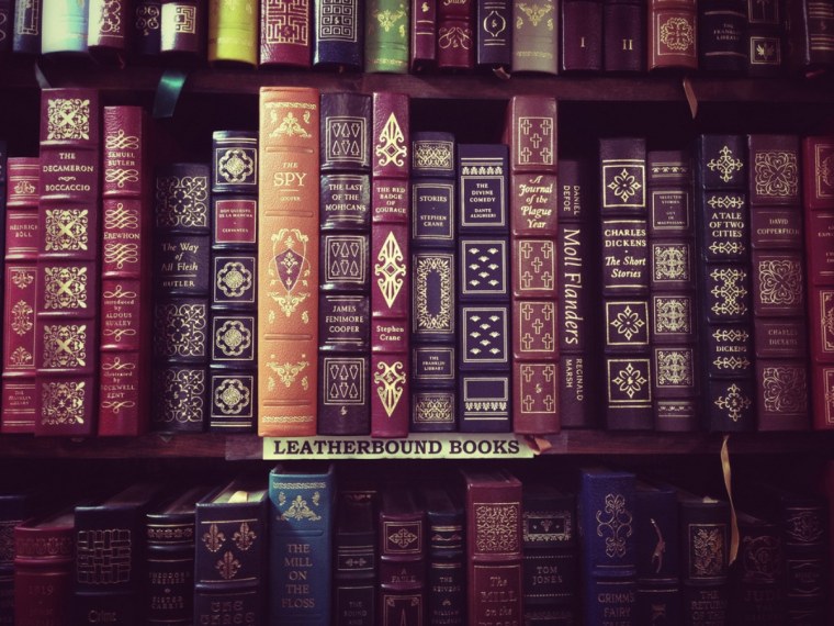 Стопка книг черно белая