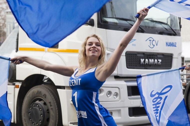 Грузовик на фоне леса