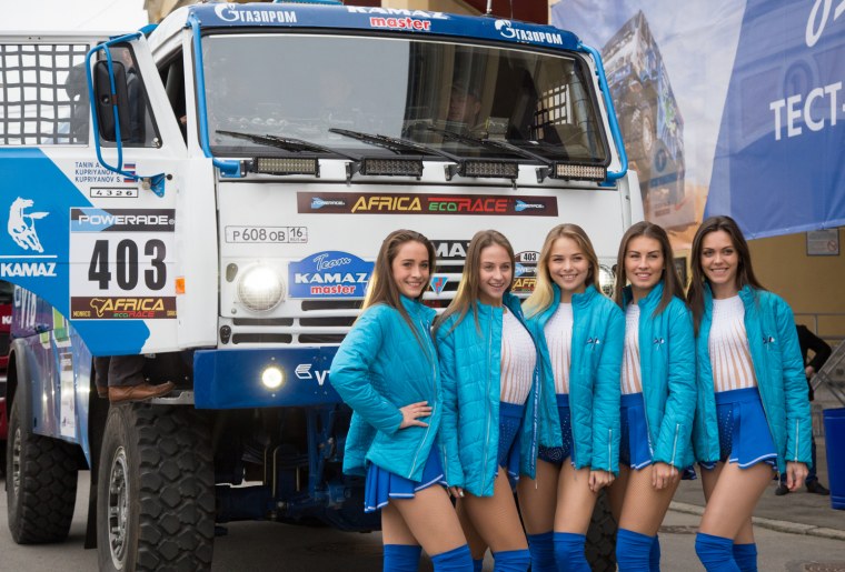 Девушки и КАМАЗ