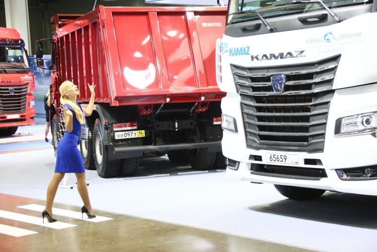 Девушки и ЗИЛ 157