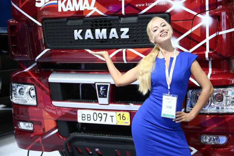 Девушки и КАМАЗ