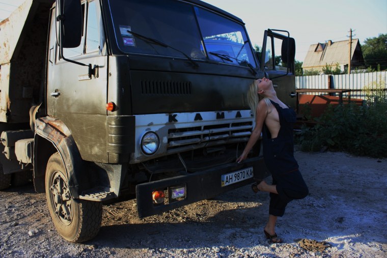 Девушки и автомобиль Урал