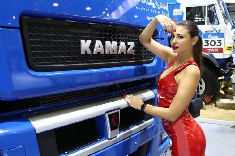 Красивые девушки на заставку телефона в шортах возле машины