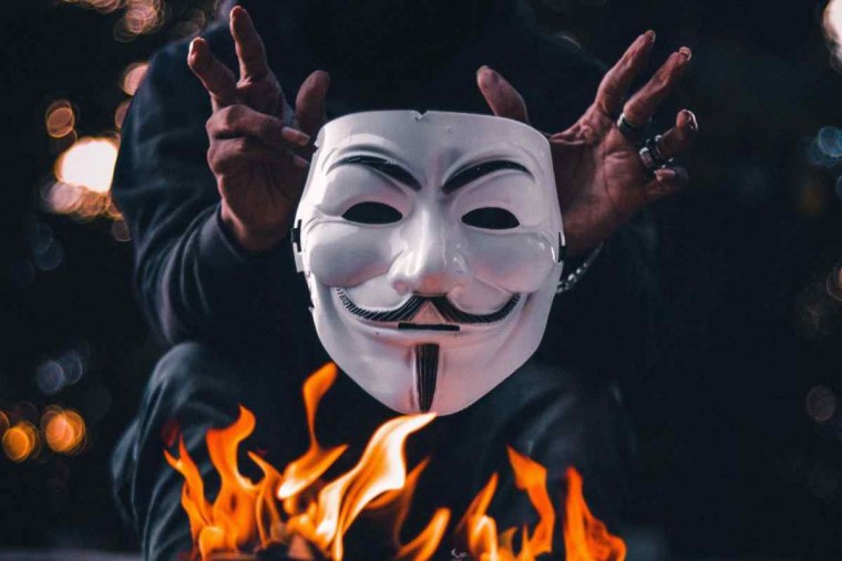 Белая маска на черном фоне