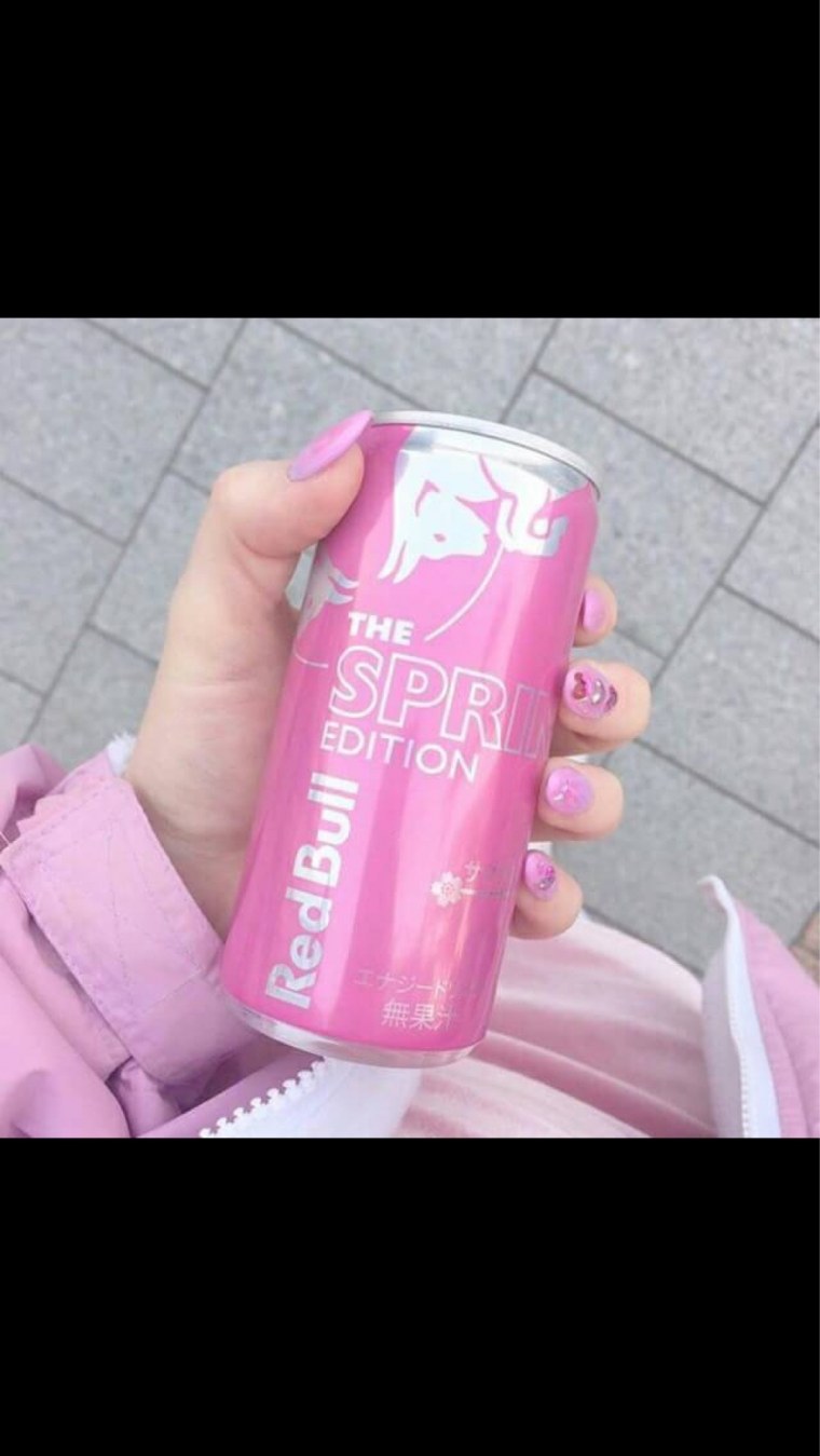 Энергетик Монстер розовый в руках