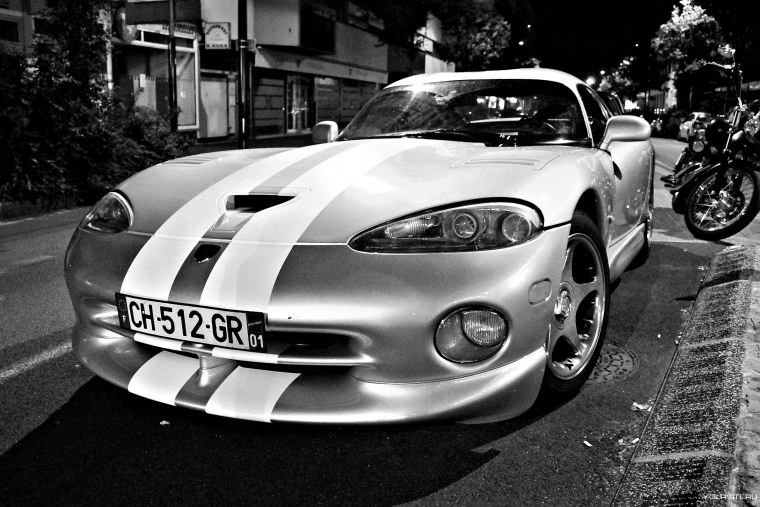 Машина черно белая