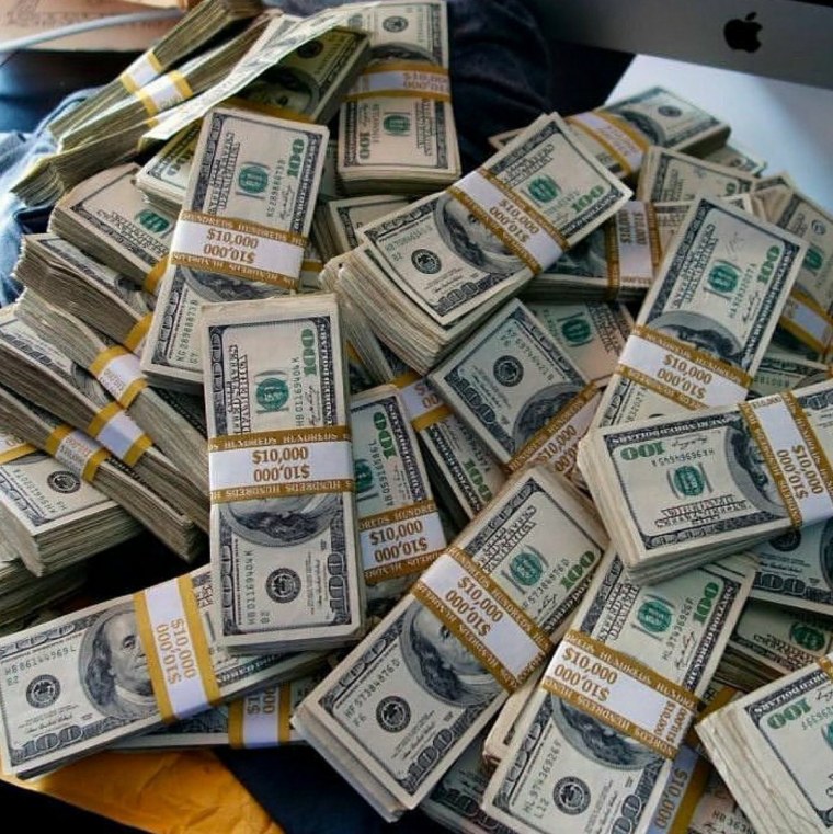 Пачка банкнот доллары