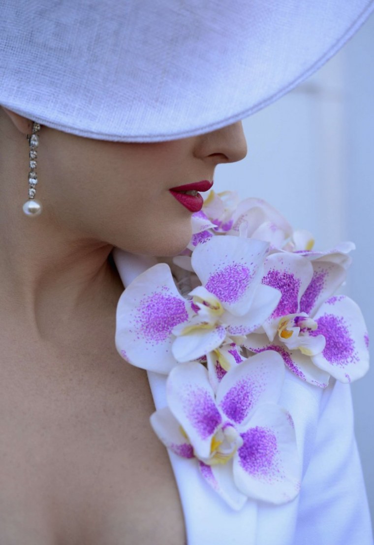 Аватарка цветы в руках