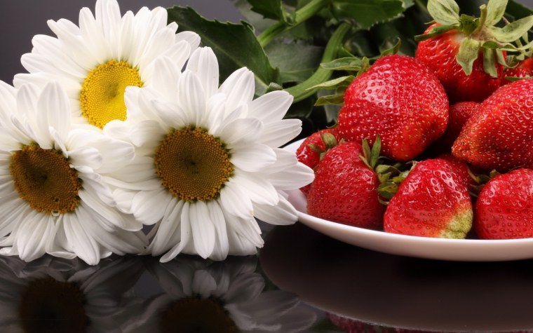 Клубника с цветами