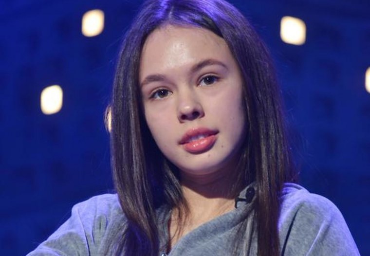 Инстасамка фото 2022 новые в Красном костюме