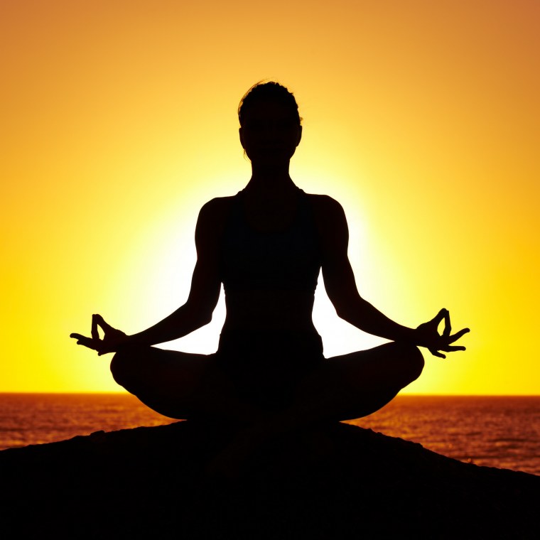 Парень в позе лотоса