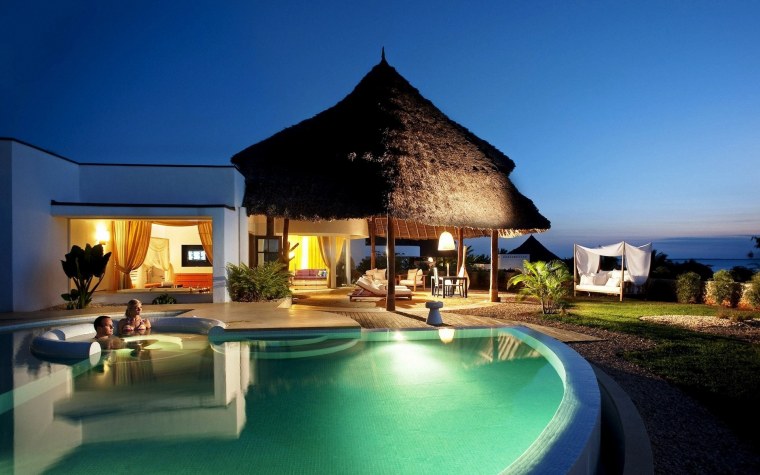 Отель с бассейном и пальмами