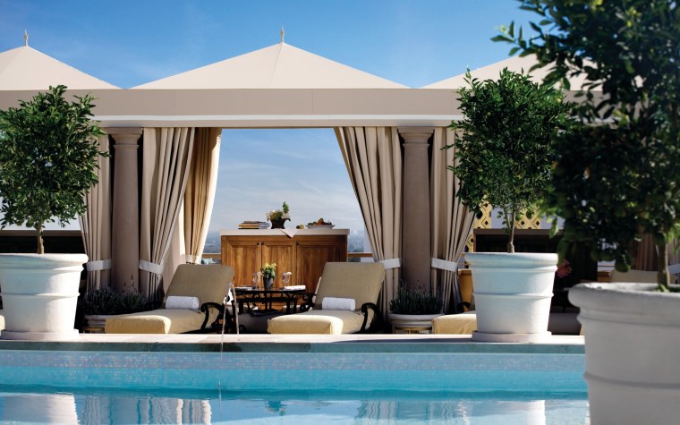 Шикарный отель с бассейном