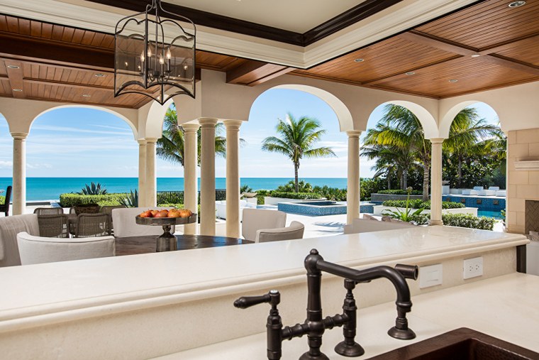 Особняк в горах с бассейном