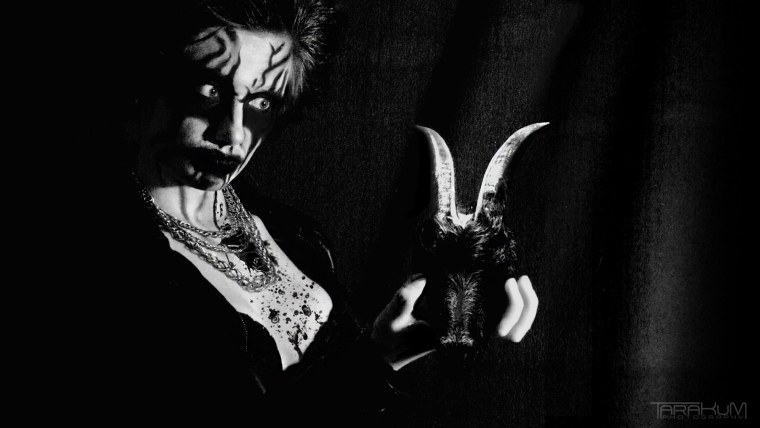 Улыбка дьявола на черном фоне