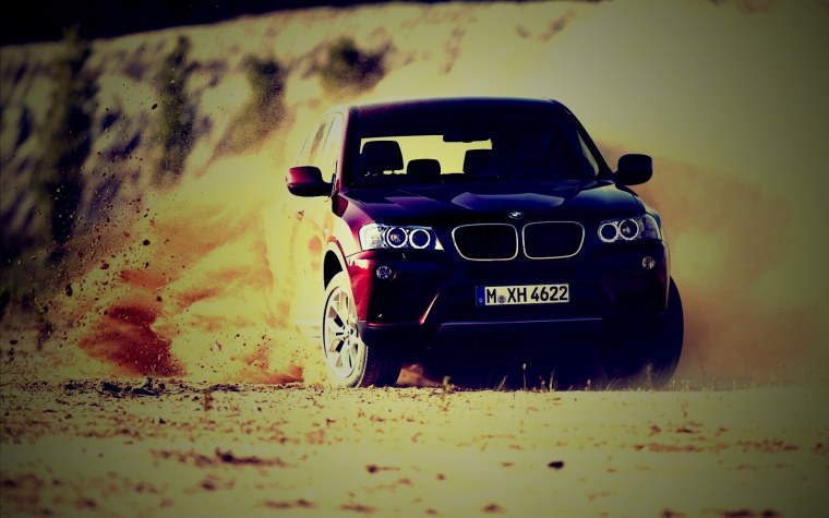 Крутая машина на темном фоне