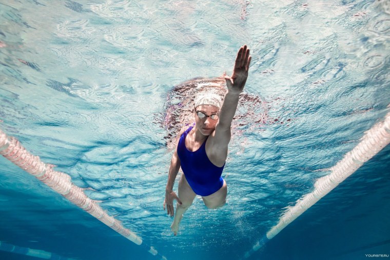 Плавание девушки