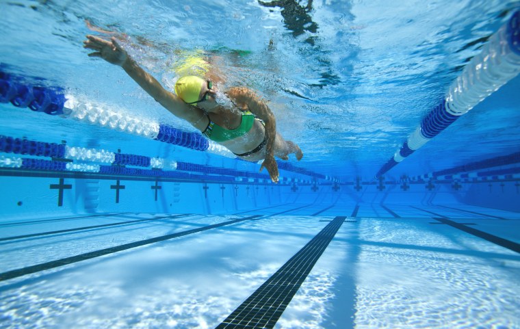 Пловец в бассейне