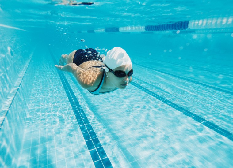 Поплавать в бассейне