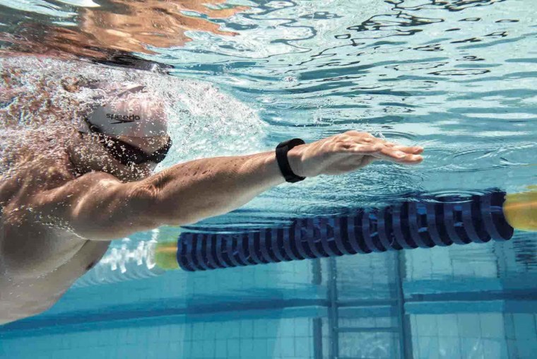 Пловец в бассейне