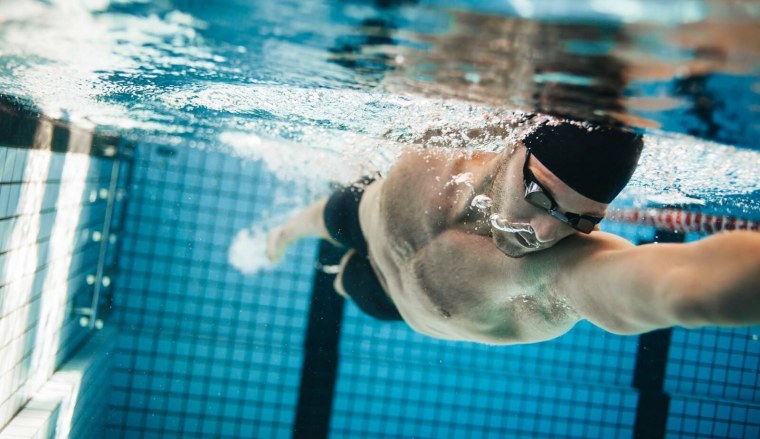 Пловец в бассейне