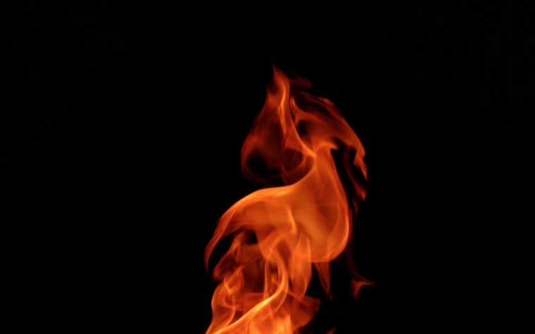 Пламя на черном фоне