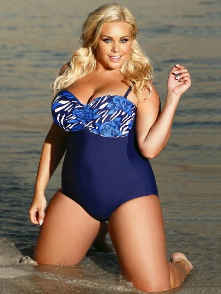 Пышные в купальниках