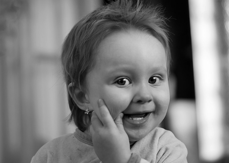 Девочка с надутыми щеками для детей