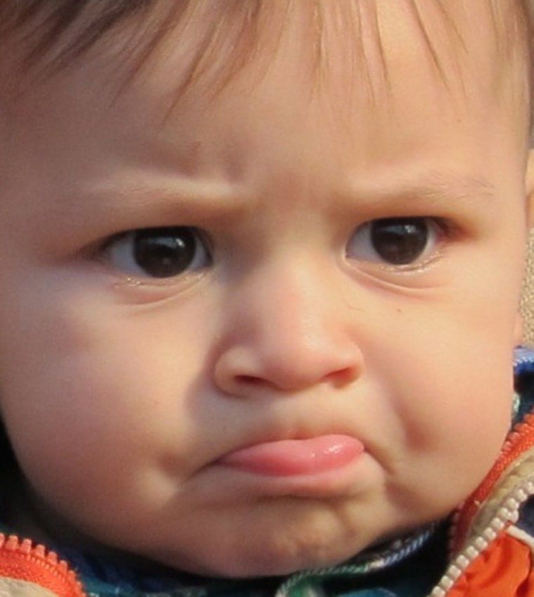 Надутые щёки мальчик