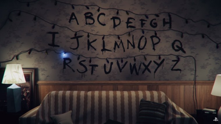 Очень странные дела стена с гирляндой